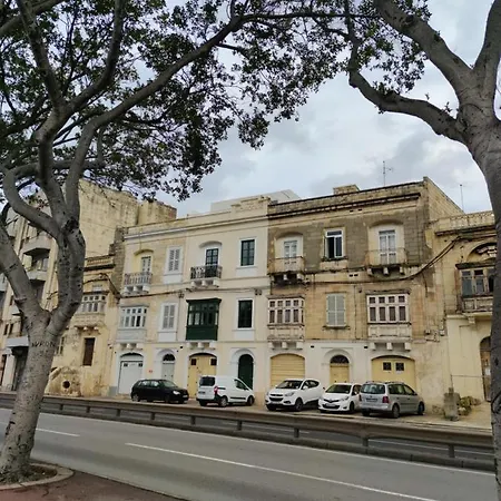 לינה וארוחת בוקר Marina *